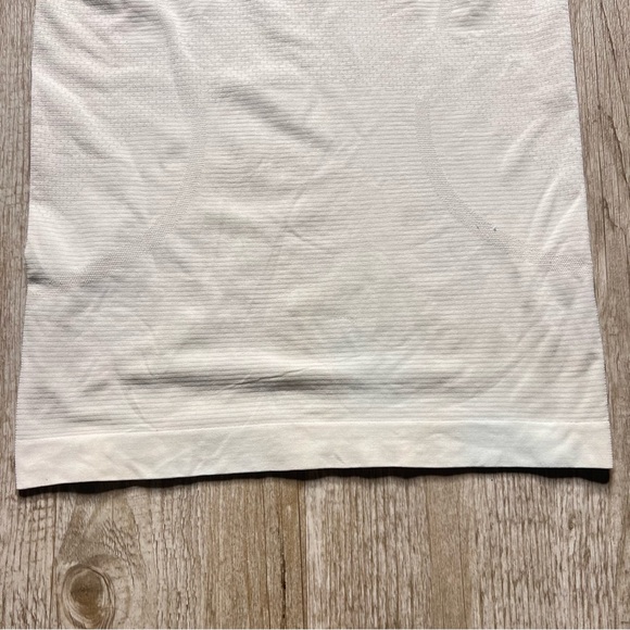 Lululemon swiftly tech t shirt - has flaws - Picture 6 of 6